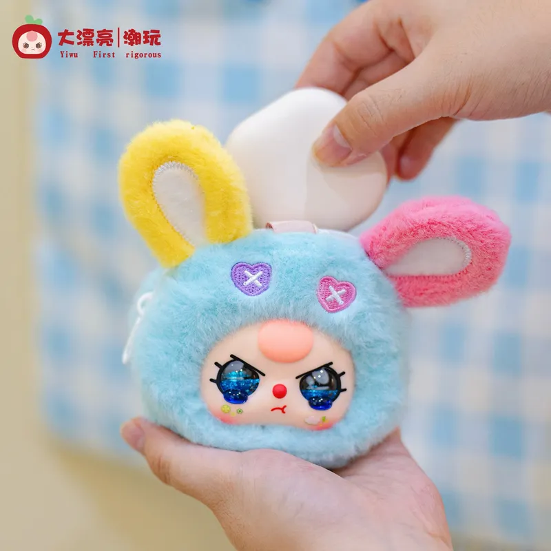 Baby Products For Gift - กระเป๋าตุ๊กตาวินิลแบบสุ่มลายสามใบ ของเล่นสุดฮิต น่ารัก ใช้เป็นพวงกุญแจหรือของตกแต่ง ของขวัญเซอร์ไพรส์สำหรับเด็กผู้หญิง
